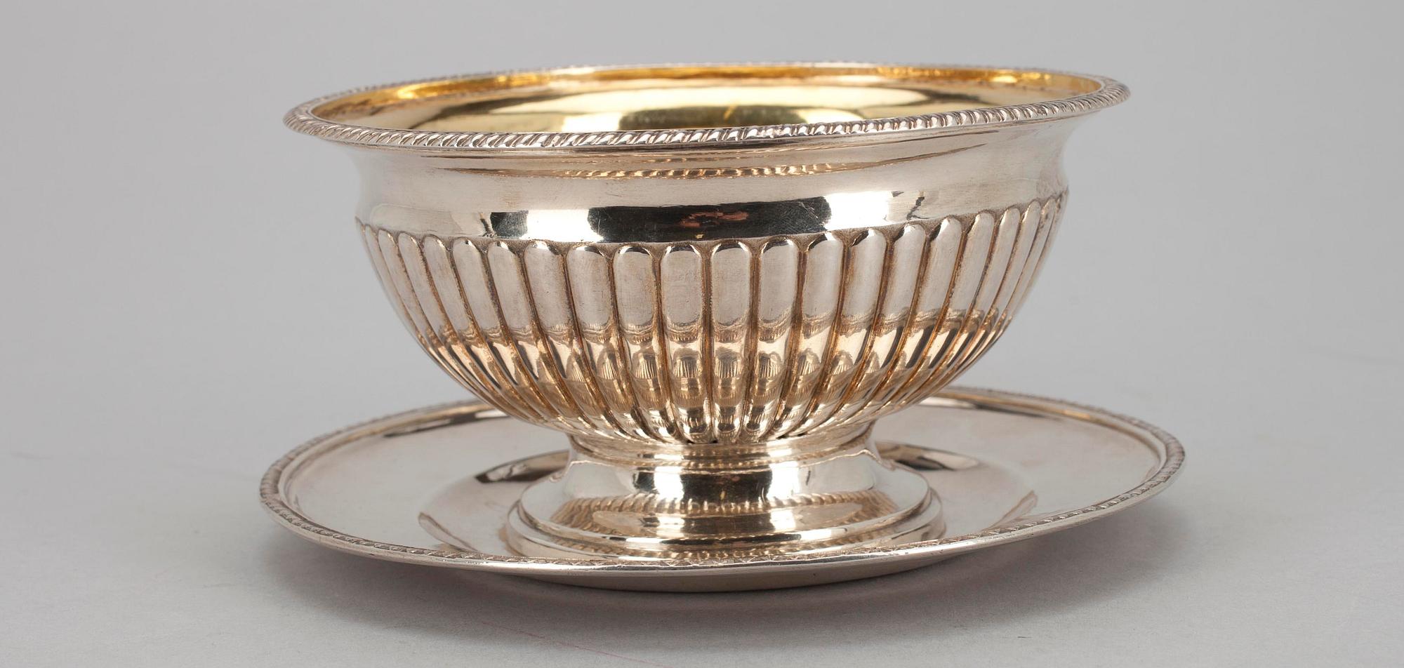 SÅSSKÅL, silver, Daniel Hällman, Stockholm 1810. Vikt ca 465,4 g.