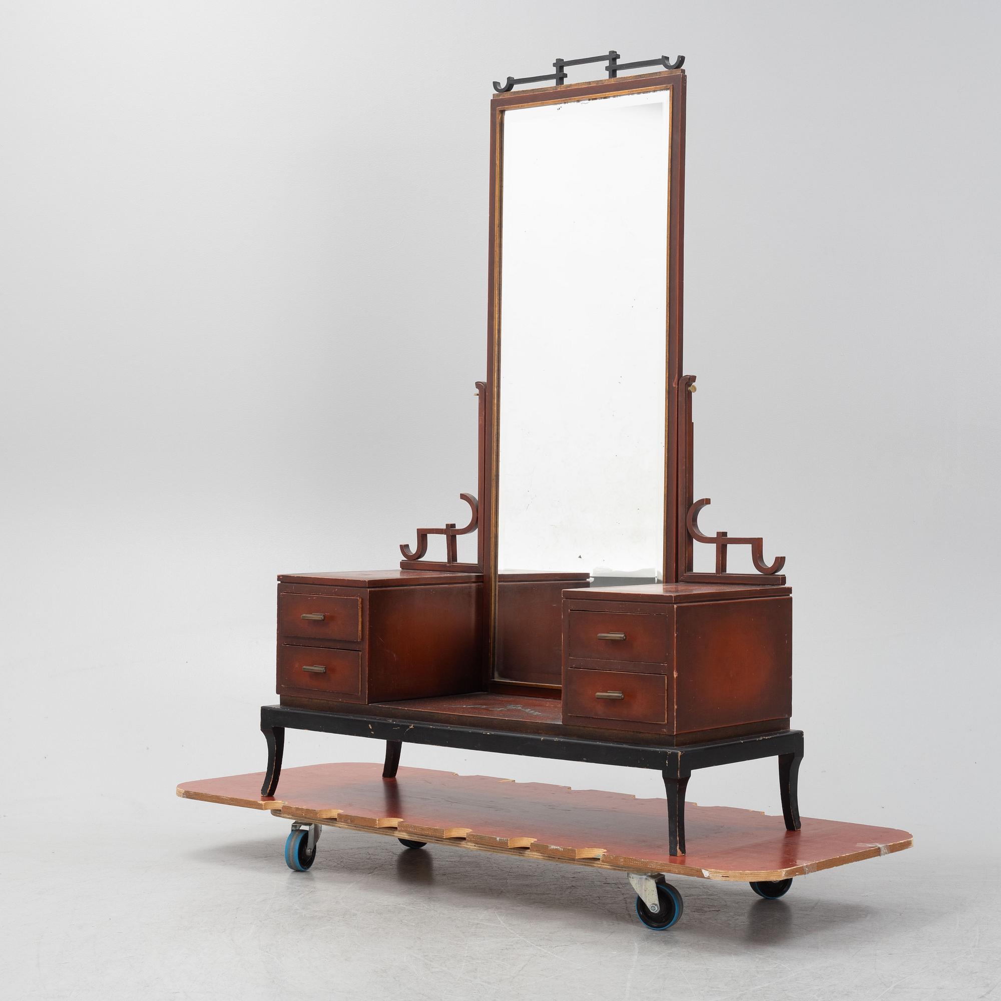 A Swedish grace mirror with a chest of drawers, 1920s/30s.