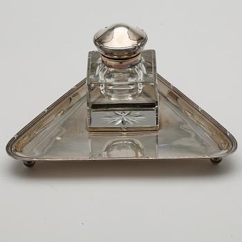 BLÄCKSTÄLL, silver och glas, Stockholm 1918. Total silvervikt ca 238 gram.