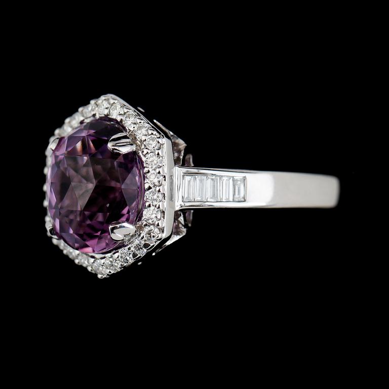 RING, 14K vitguld, ametist och diamanter.