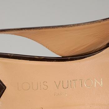 LOUIS VUITTON, ett par pumps.