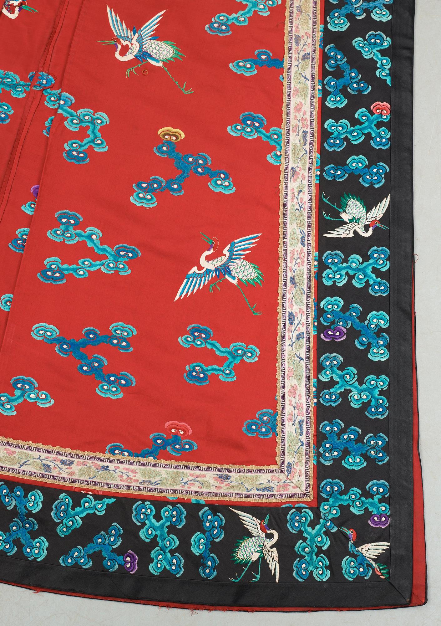 DRÄKTDELAR, tre stycken, textil och päls. Sen Qing dynastin (1644-1912).