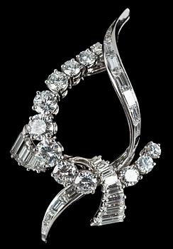 897. BROSCH, Mauboussin, baguette- och briljantslipade diamanter, tot. ca 5.50 ct. Paris 1950-tal.