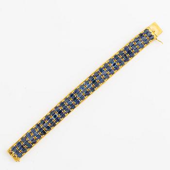 Bracelet 18K gold three rows of oval faceted sapphires.