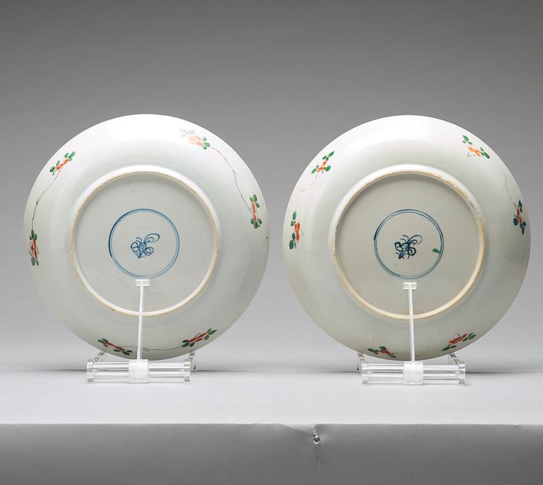 A pair of famille verte dishes, Qing dynasty, Kangxi (1662-1722).