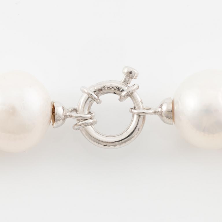 Necklace with cultured freshwater pearls, clasp 18K white gold.