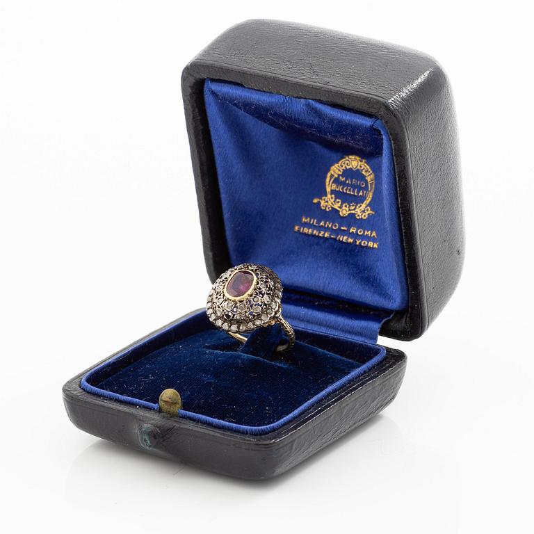 Buccellati ring 18K guld och silver med en fasettslipad rubin och rosenslipade diamanter.