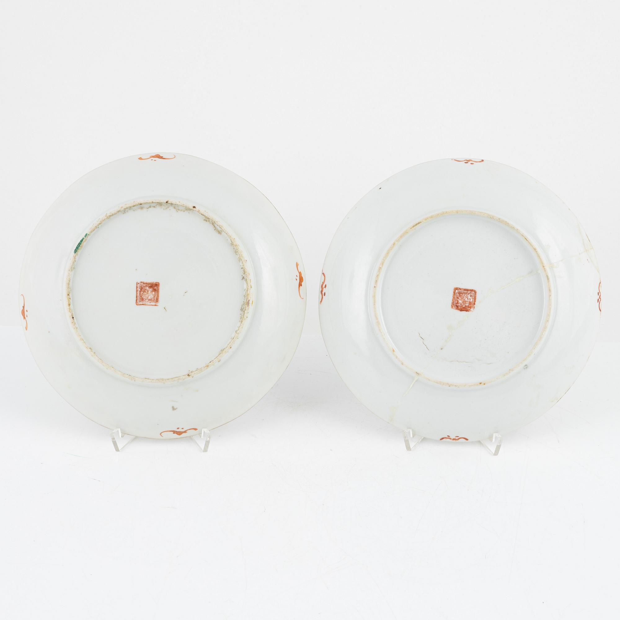 A pair of famille rose dishes, Qing dynasty, circa 1900.