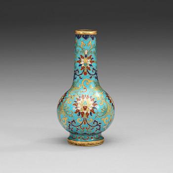 1355. A cloisonné vase, Qing dynasty (1644-1912), with Qianlong five character mark.