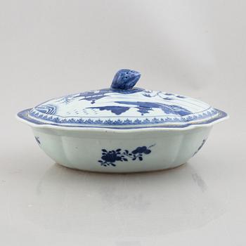 A Chinese export porcelain tureen with cover and a charger, Qing dynasty, Qianlong (1736-95).