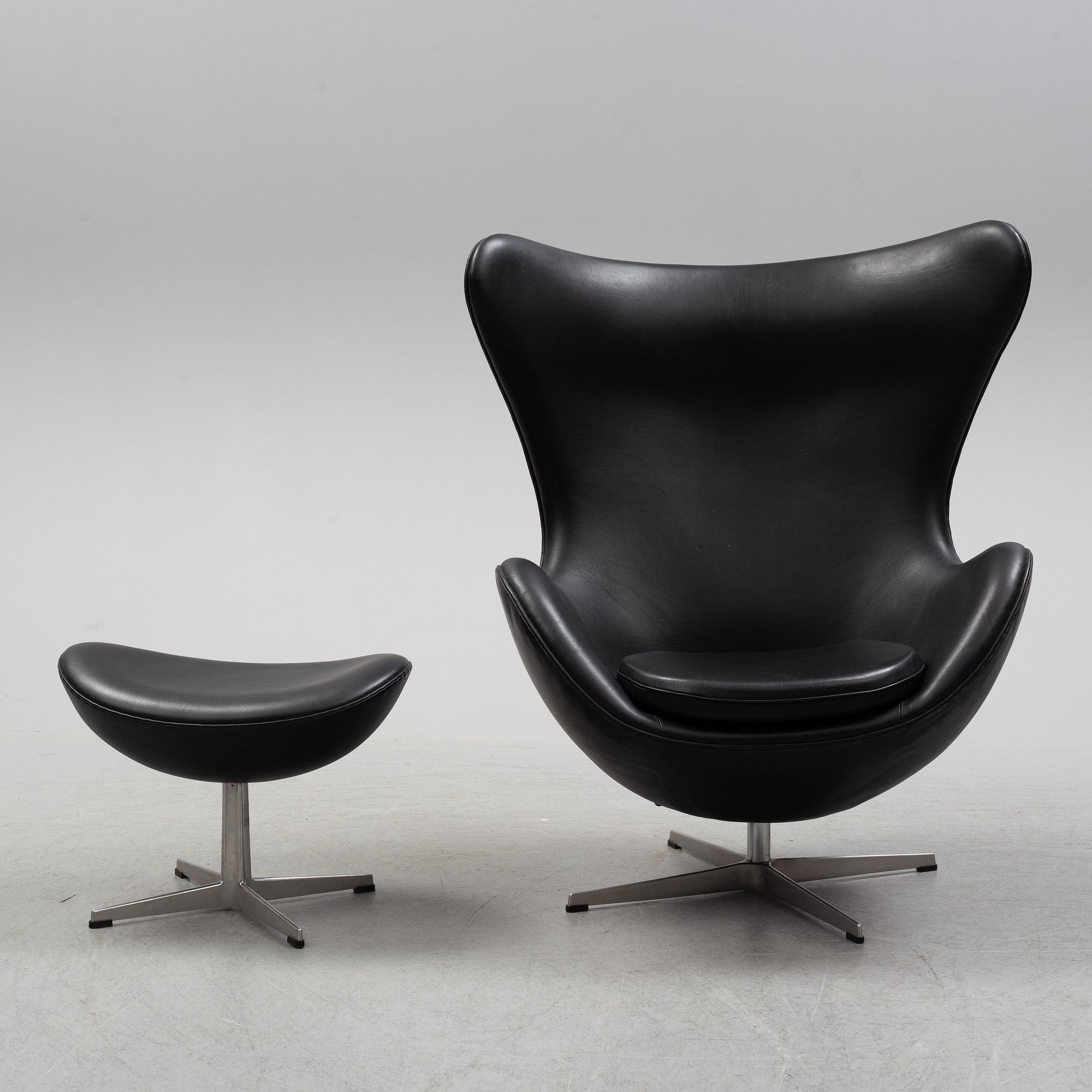 ARNE JACOBSEN, fåtölj och fotpall, "Ägget/ The Egg Chair", Arne Jacobsen, Fritz Hansen, Danmark.