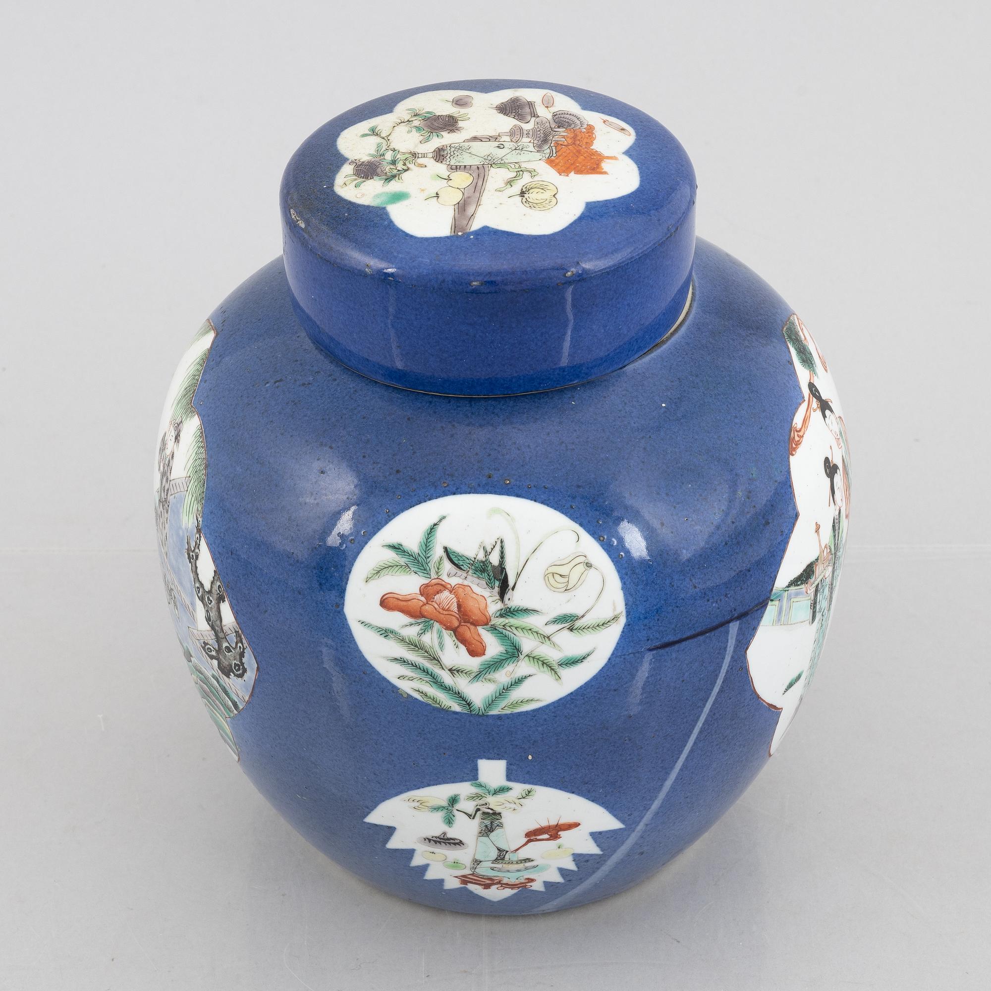 A porcelain pot with cover, China, early 20th century.