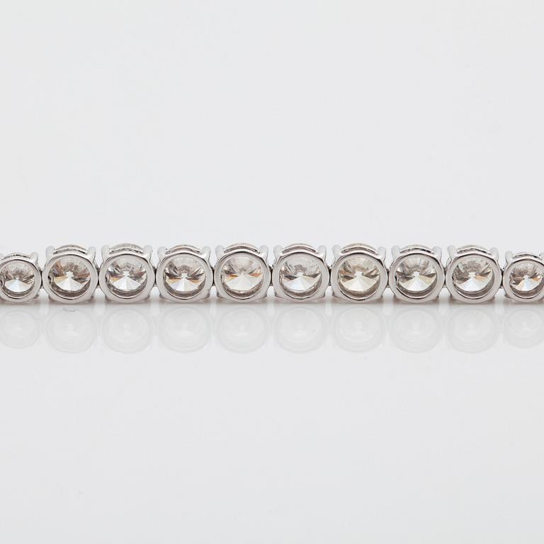 A line necklace with 104 brilliant cut diamonds total carat weight circa 25.44 cts. Quality circa G-H/VS-SI.