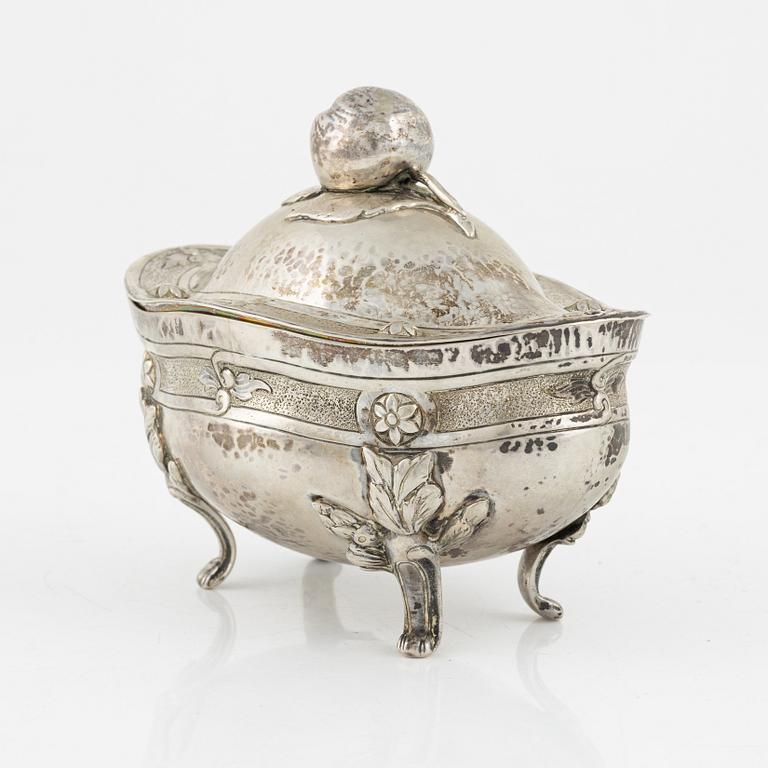 Sockerskål med lock, rokokostil, silver, svenska importstämplar samt Firma Carl Fredrik Carlman, Stockholm, 1927.