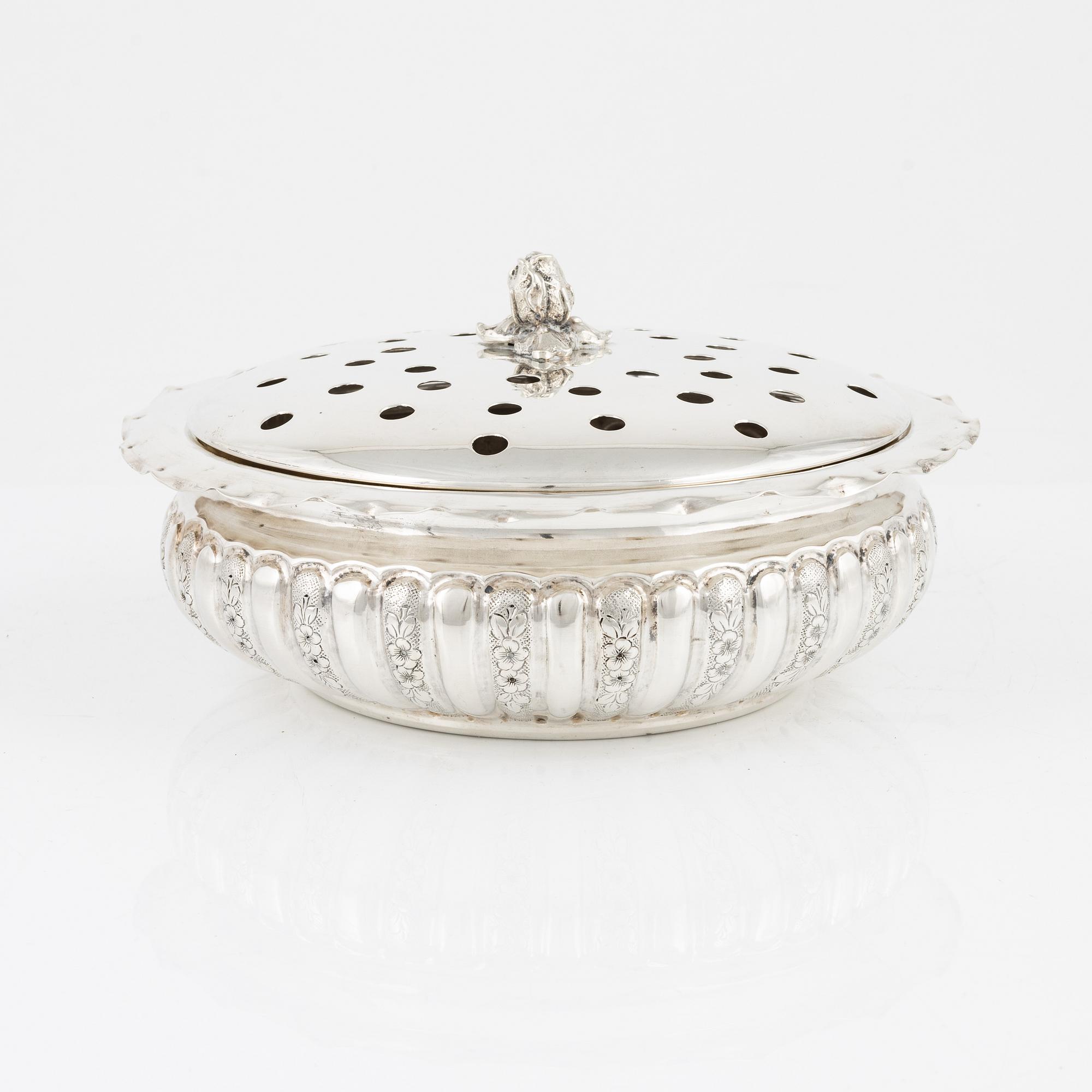 A silver jardinere, mid 20th Century.