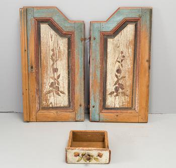 SKÅPDÖRRAR, ett par, samt en låda, Anders Ädel, 1800-talets första hälft.