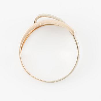 Ring 14K gold with brilliant-cut diamonds.