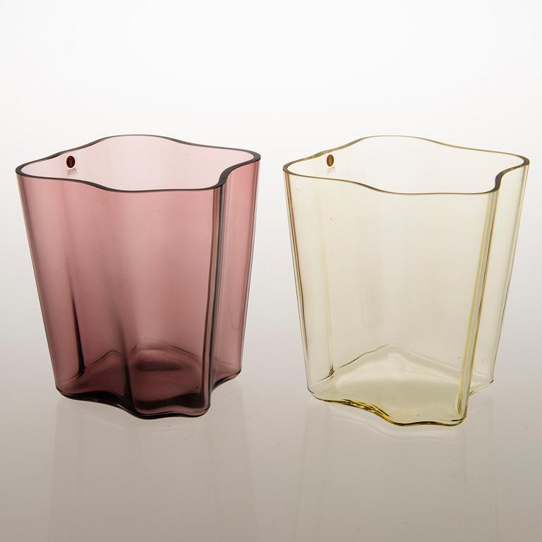 ALVAR AALTO, maljakoita, 2 kpl, signeeratut Alvar Aalto. Iittala 1900-luvun loppu.