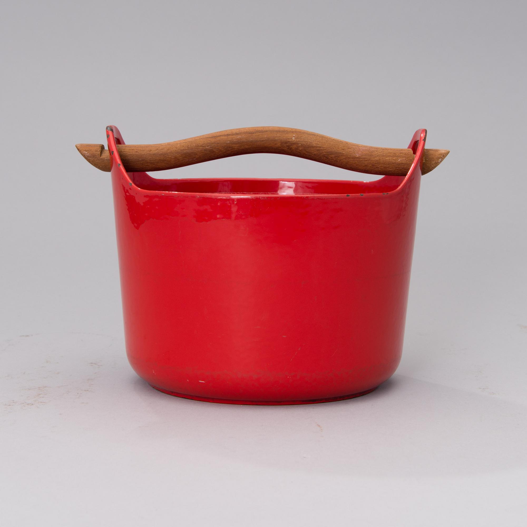 A set of three enamelled cast iron cooking pots, manufactured by Rosenlew.