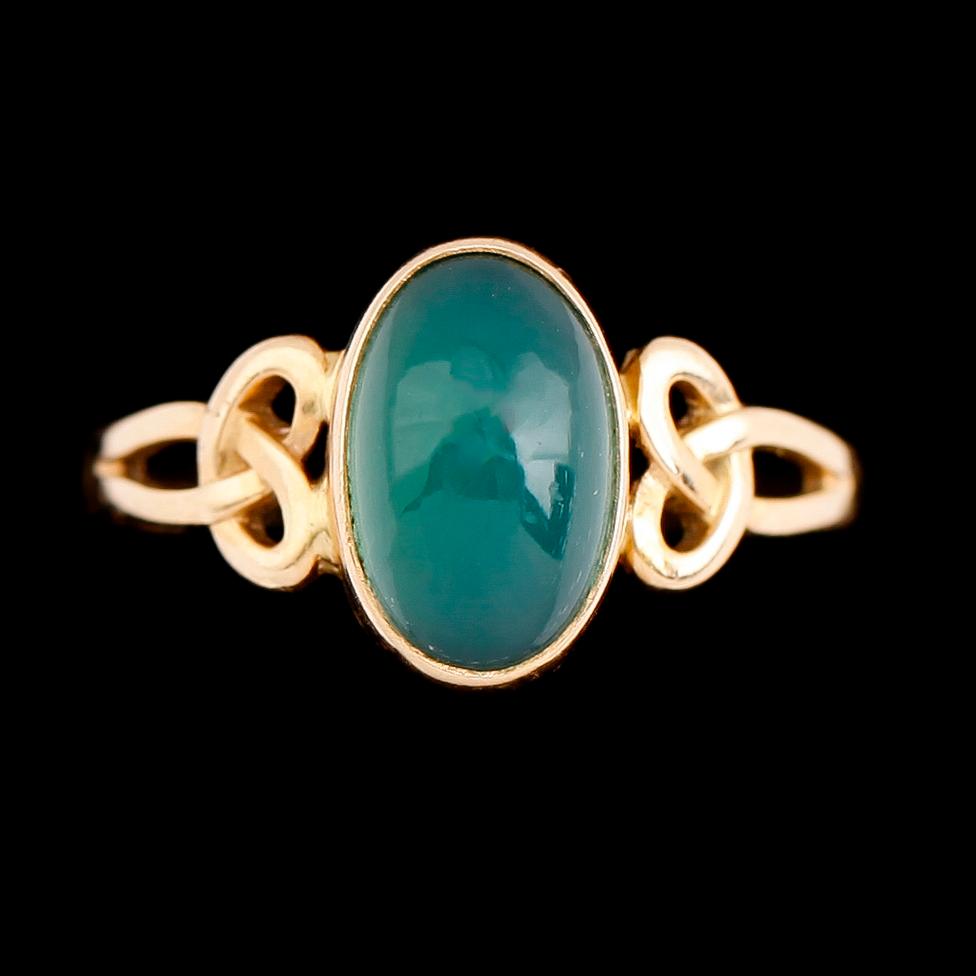 RING, 18 k guld, 1907, med cabochonslipad grön sten. Total vikt ca 2 gram.