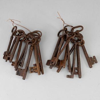 20 18th century cast iron keys.