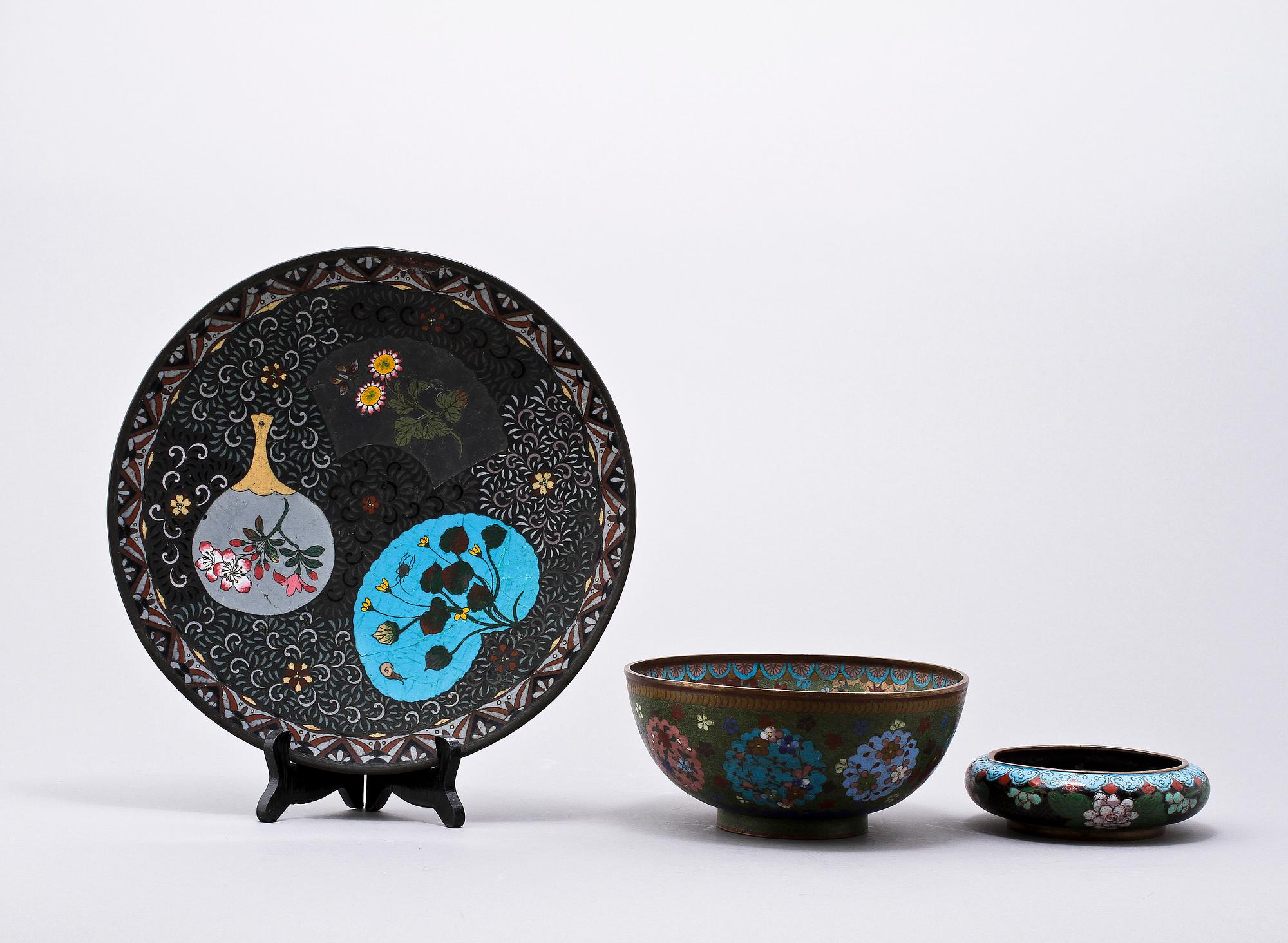 SKÅLAR, 2 st samt SKÅLFAT, cloisonné, orientaliskt, 1900-tal.