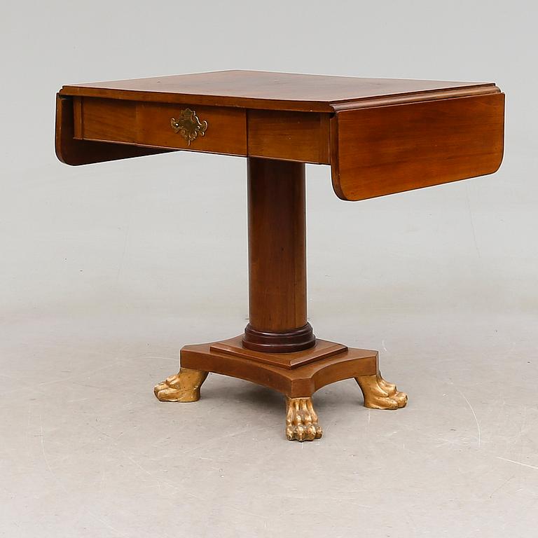 SALONGSBORD, Karl Johan, 1800-talets mitt.