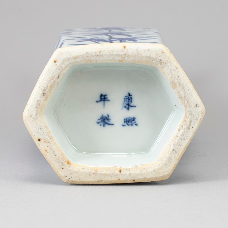 A blue and white vase, Qing dynasty, 19th century.