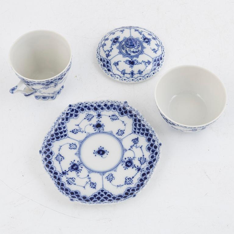 Royal Copenhagen, "Musselmalet" full lace, 37 pieces.