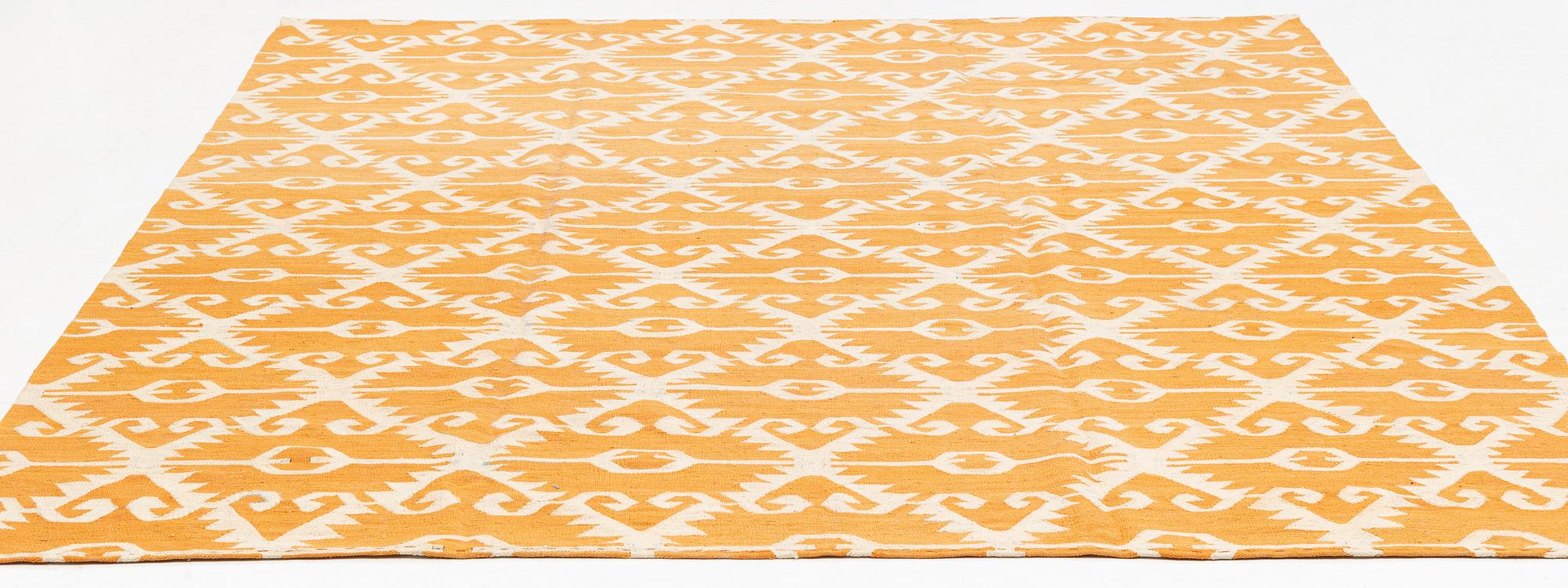 Matta, slätväv, ca 285 x 263 cm.