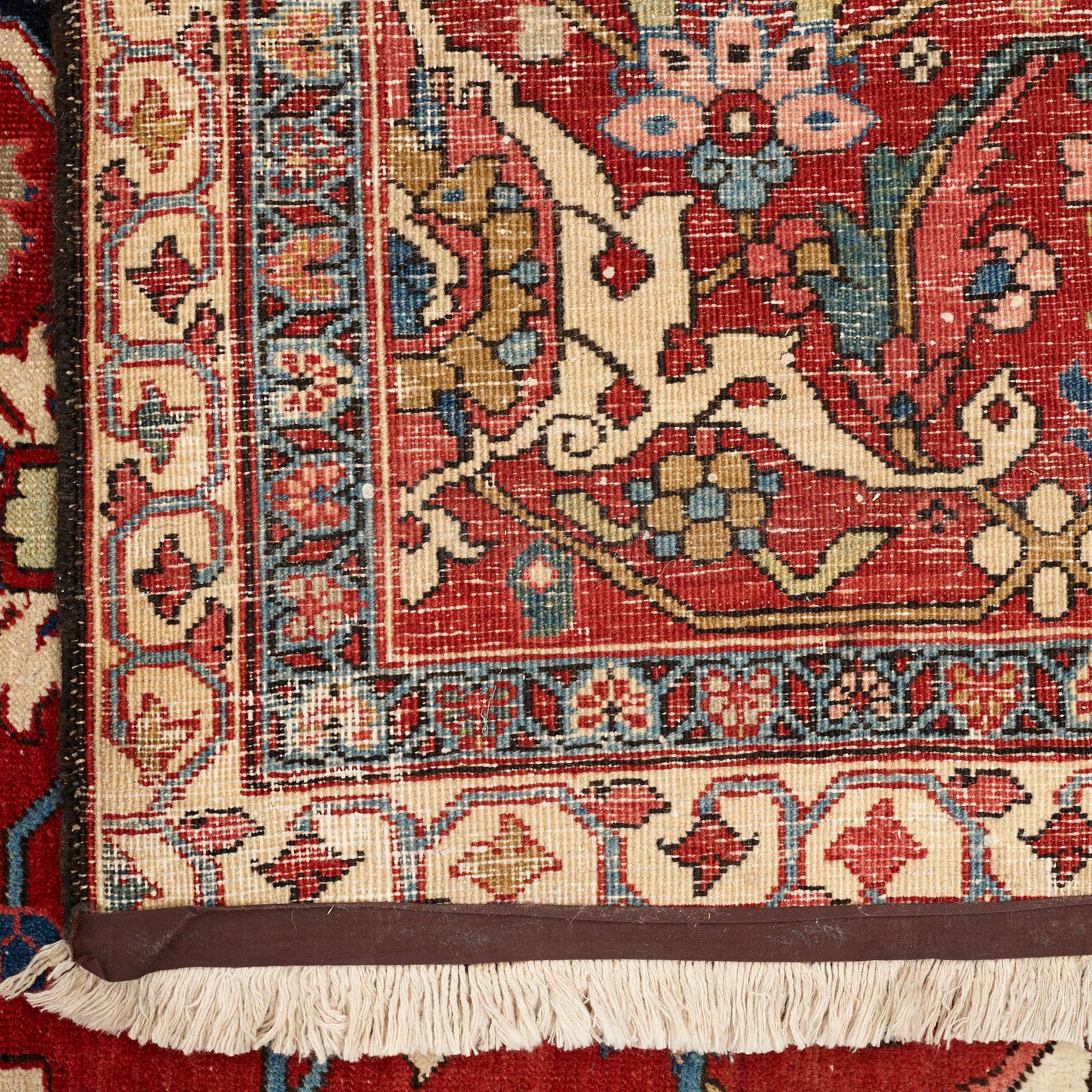 Matto, an antique Heriz, ca 564,5 x 587,5 x 376,5-380 cm.