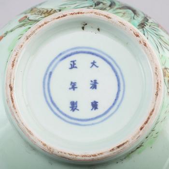 VAS samt TALLRIKAR, 2 st, porslin, Kina, 1900-tal.