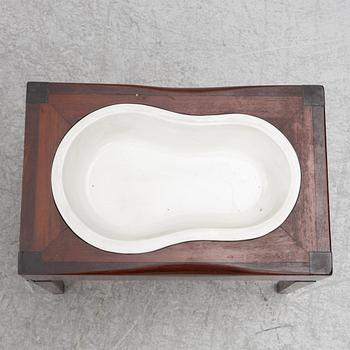 Washbasin, England, circa 1800.