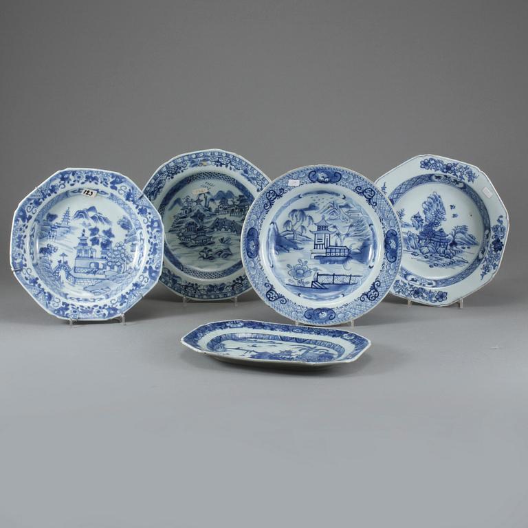 TALLRIKAR, 4 st, djupa, samt UNDERFAT, porslin, Kina, 1700-tal.