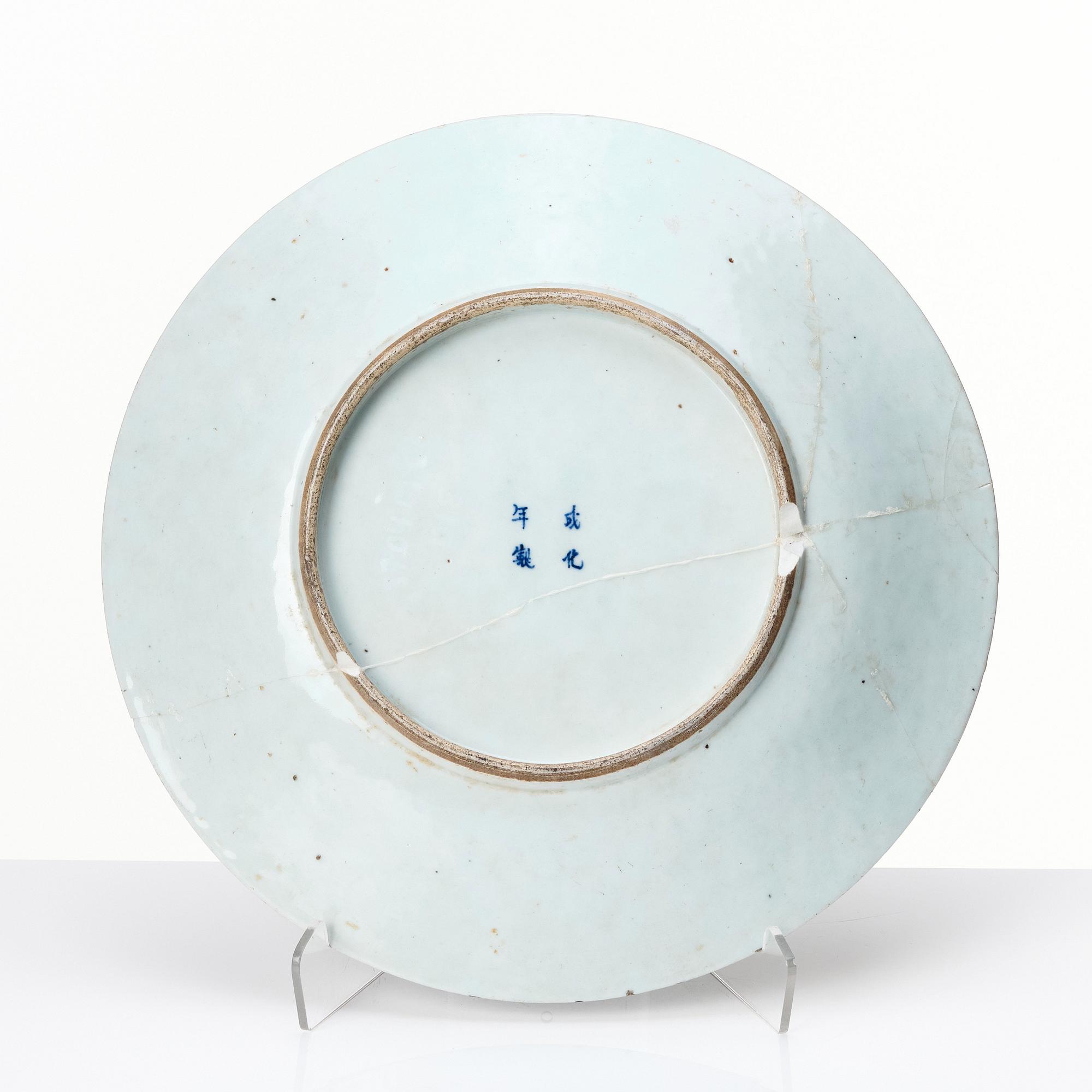 A Chinese blue and white dish, late Qing dynasty.