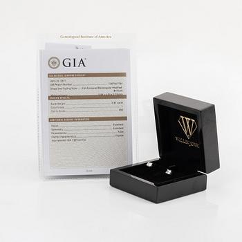 Örhängen med radiantslipade diamanter totalt 1,01 ct, med GIA dossier.