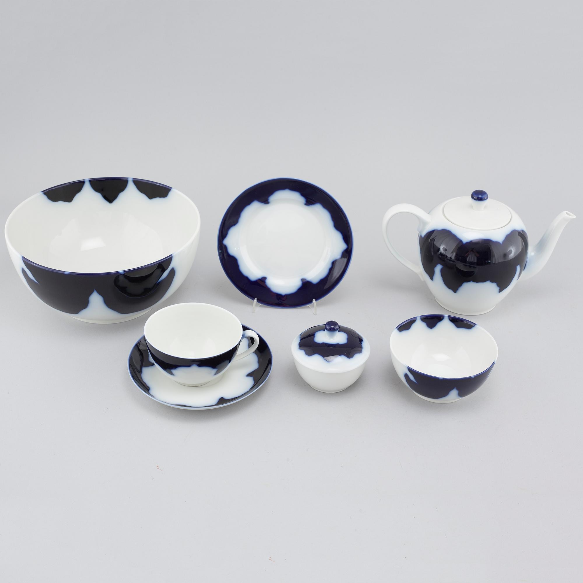 24 pieces of porcelan table ware, partly designed by Lin Utzon, Royal Copenhagen, 1980s.