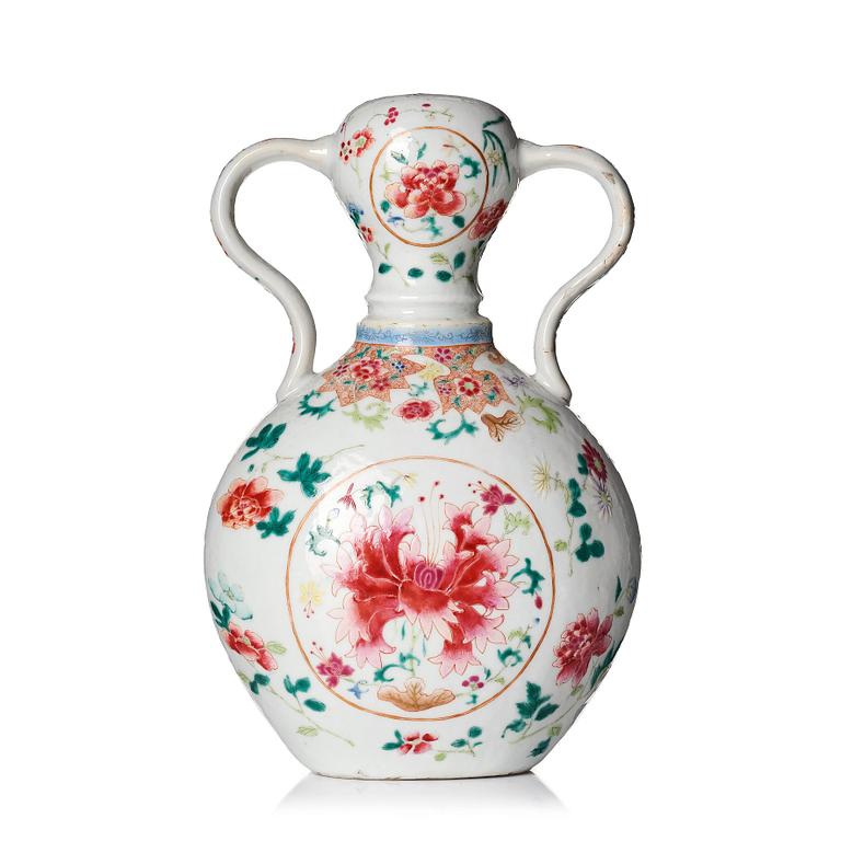 A famille rose double gourd vase, Qing dynasty, 19th Century.