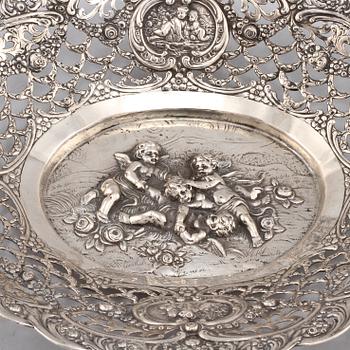 GALLERFAT, 2 st, silver, delvis låghaltigt, 1900-tal. Vikt 500 g.