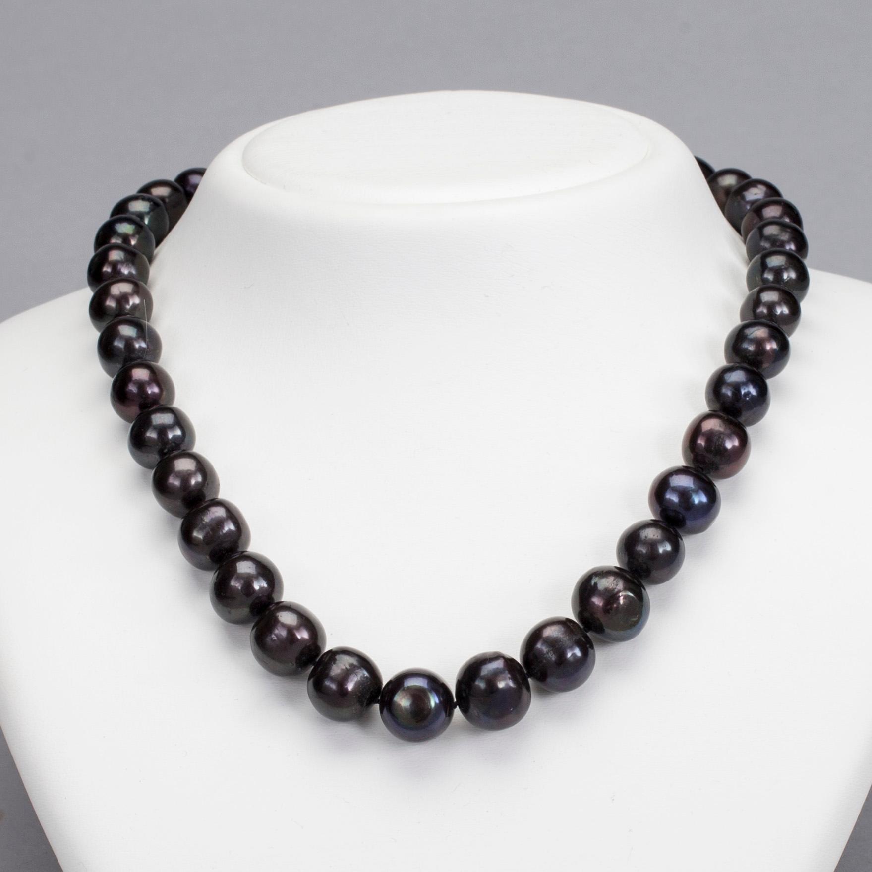 PÄRLCOLLIER, odlade lila/grön tonade pärlor, 14K guldlås med emaljdekor. Sekelskiftet 1900/2000-tal.