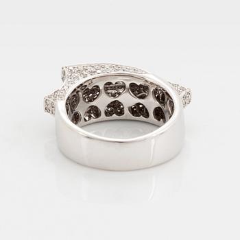 Ring, med briljantslipade diamanter.