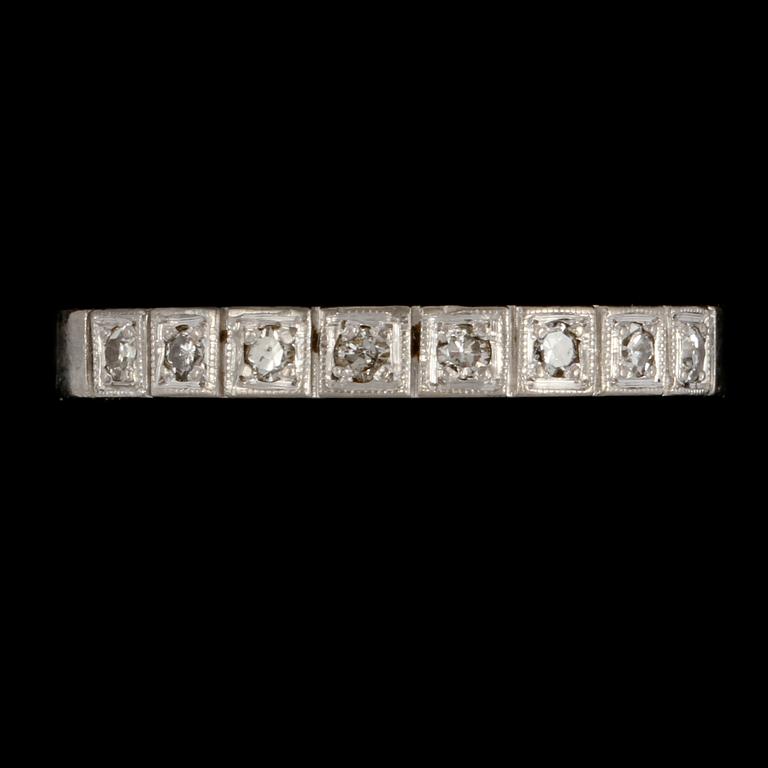 RING, 18k vitguld med 8 briljantslipade diamanter, Tesi, Göteborg 1957. Vikt 3 g.