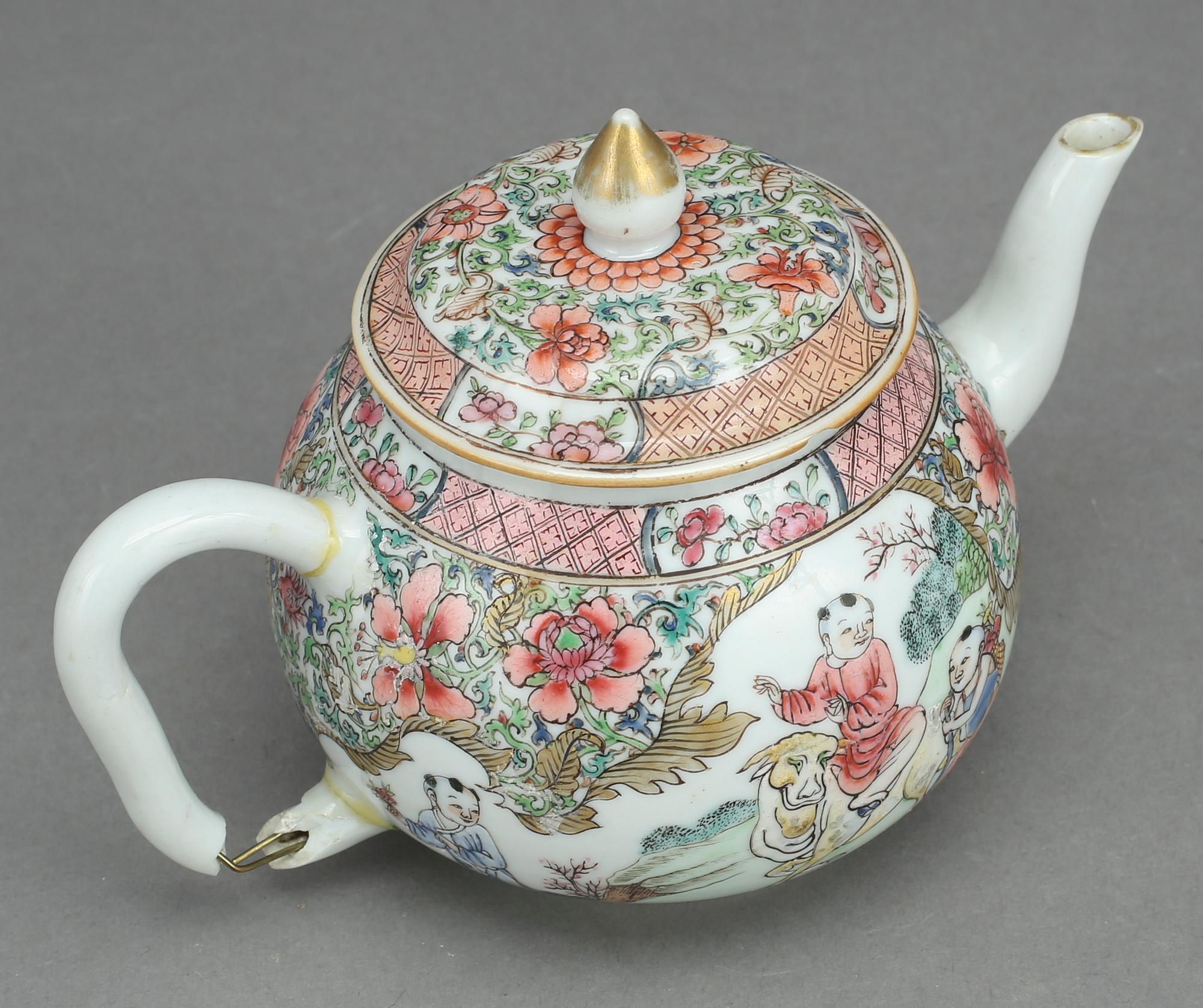 TEKANNA MED LOCK, porslin, Kina, 1700-tal.