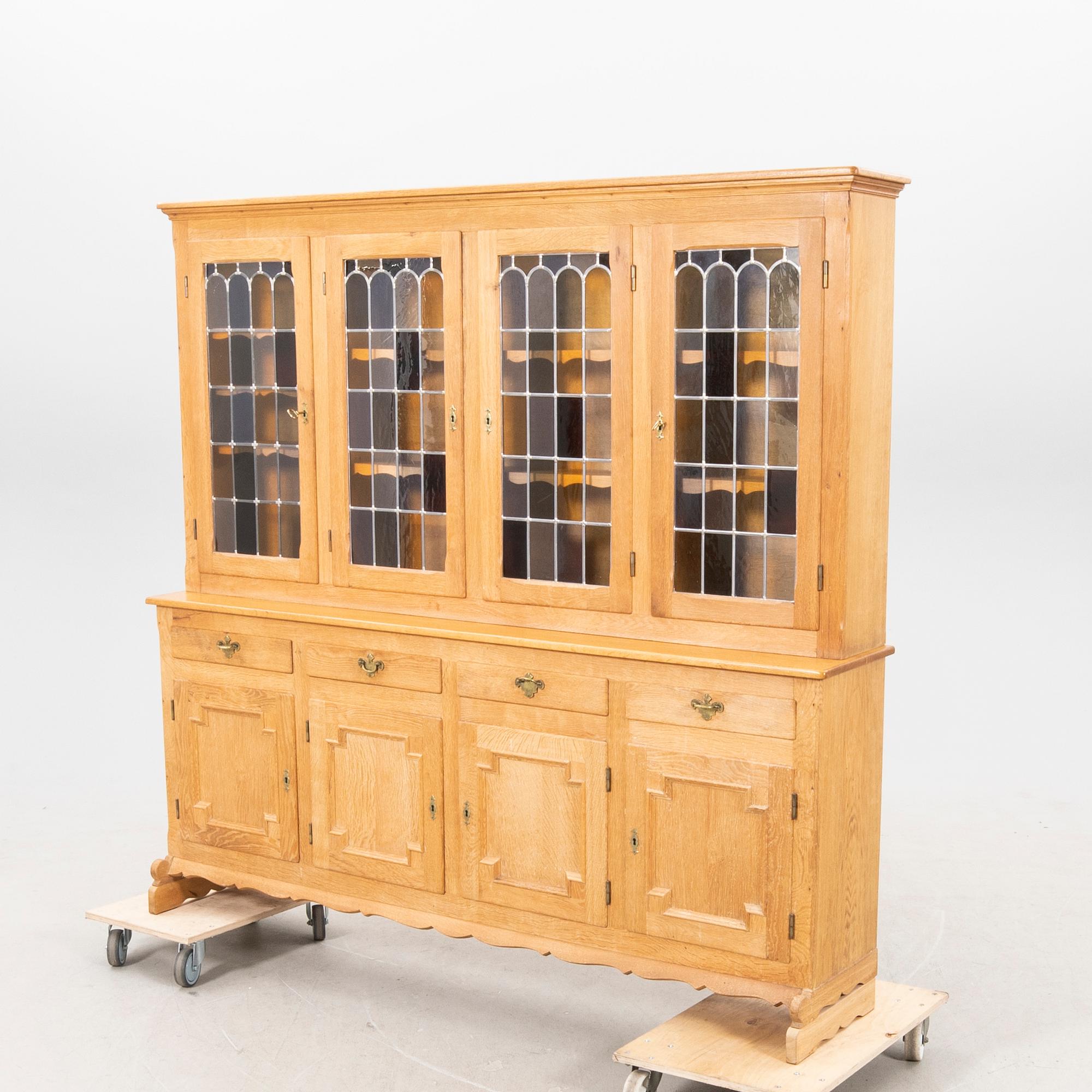 Vitrinskåp 1900-talets andra hälft.