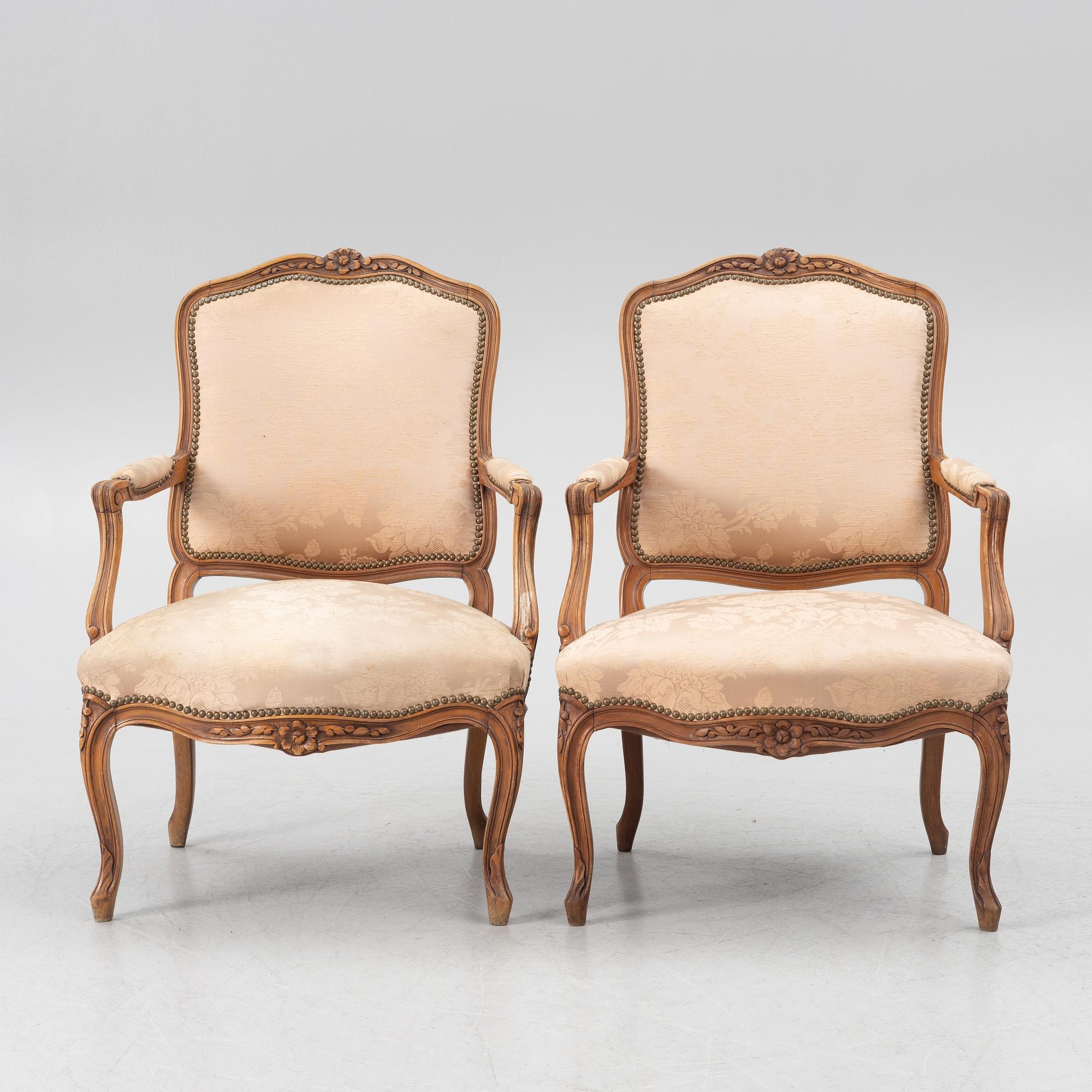 Karmstolar, ett par, rokokostil, 1900-talets första hälft.