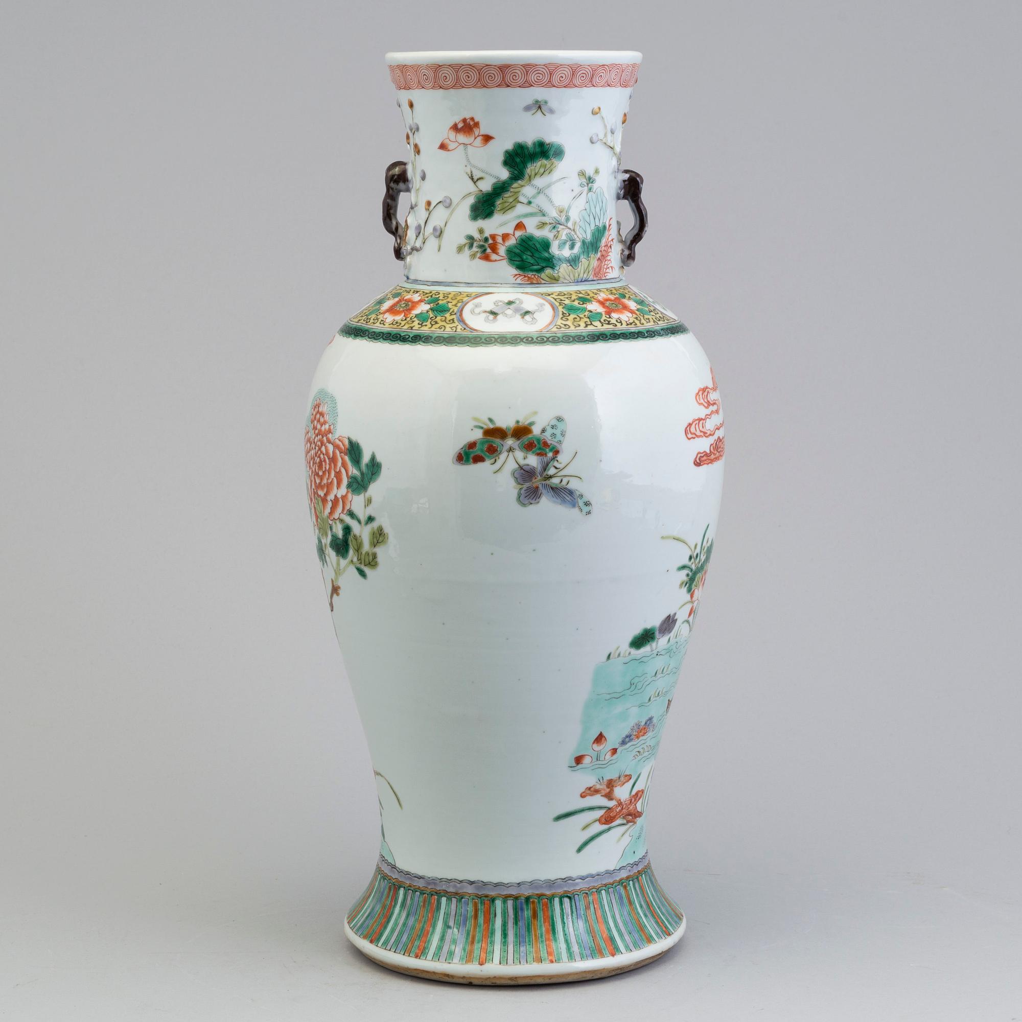 PRAKTVAS, porslin. Kina, Qingdynastin, Guangxu (1874-1908).
