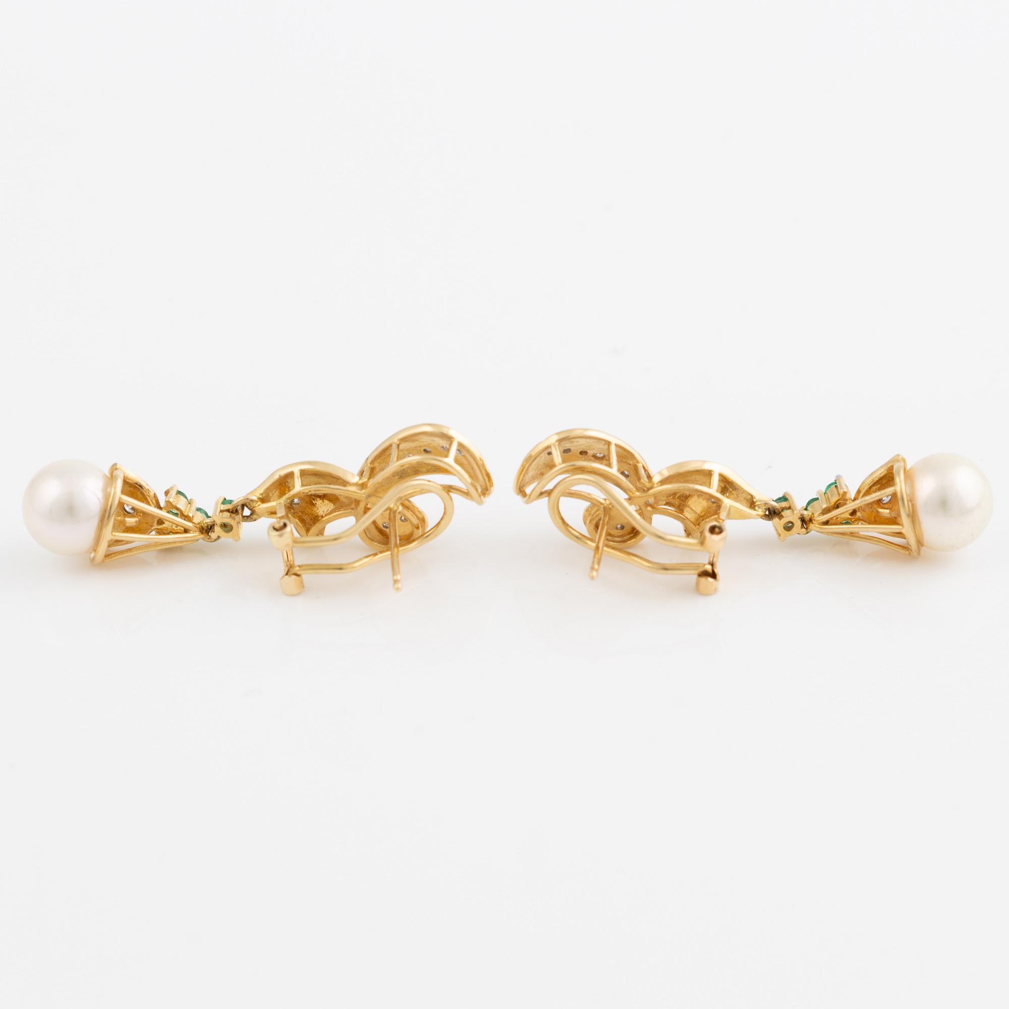Örhängen, 18K guld med odlade pärlor, smaragder och briljantslipade diamanter.