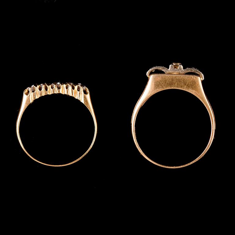 RINGAR, 2 st, 18 k, med vita stenar. Tot vikt ca 7 g.