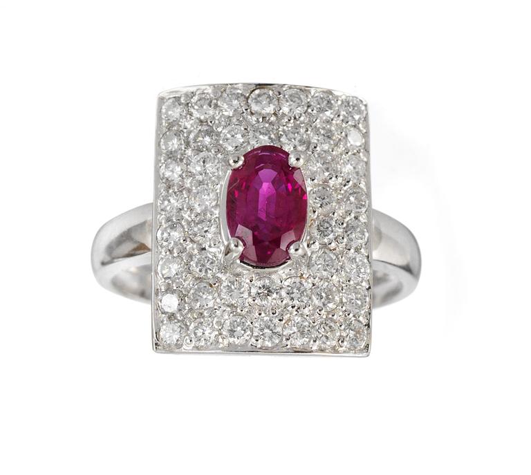 RING, 44 briljantslipade diamanter, 0.88 ct och en rubin, 1.02 ct.