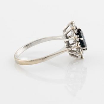 Ring med safir och briljantslipade diamanter.